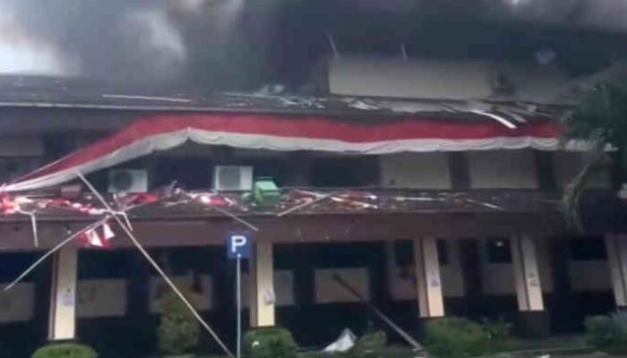 Giliran DPRD Cirebon Dibakar Massa, Dari Rapat Jadi Rampokan