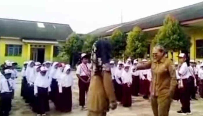 Viral! Video Oknum Guru Arogan Hampir Cekik Murid SD Saat Upacara Gegerkan Publik