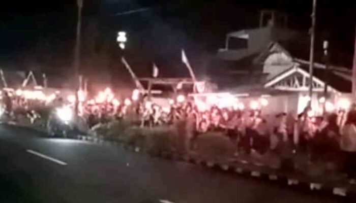 Kirab Tunas dan Pawai Obor Meriahkan Hari Pramuka ke-64 di Kotaagung, Jalan Merdeka Jadi Lautan Manusia