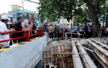 Tri Tinjau Turap Runtuh di Rawalumbu: “Belum Selesai Dibangun, Sudah Minta Dibenerin Lagi”