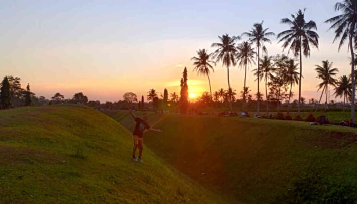 Fomo Sunset Pugung Raharjo: Dari Irigasi Raksasa hingga Batu Mayit, Semua Jadi Spot Instagramable