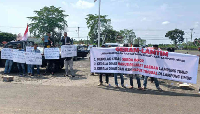 Bupati ke Yogya, Warga Lamtim Demo: Tolak Sekda Impor, Rumah Dinas Jadi Museum!
