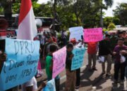 Rakyat Miskin Kepung DPRD Bekasi: “Tunjangan Dewan Gede, Rakyat Jalan Kaki!”