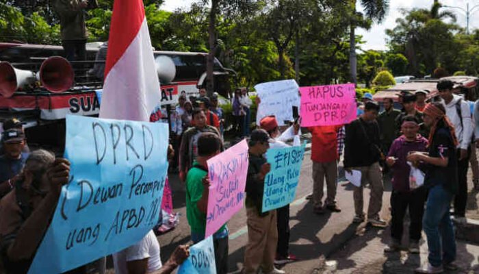 Rakyat Miskin Kepung DPRD Bekasi: “Tunjangan Dewan Gede, Rakyat Jalan Kaki!”