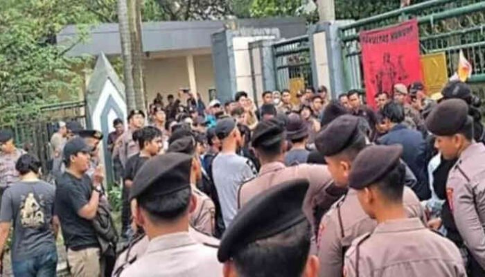Demo “Tunjangan Ugal-ugalan”: Rakyat Bekasi Bertanya, Siapa Sebenarnya yang Hidup Susah?