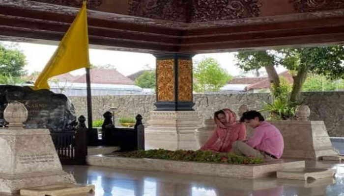 55 Tahun Kemudian, Kartika Sari Dewi Soekarno Akhirnya Berziarah ke Makam Bung Karno