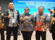 Jadi Percontohan Nasional, Bupati Ela Tandatangani Keputusan Bersama Percepatan Layanan Perizinan Tenaga Medis