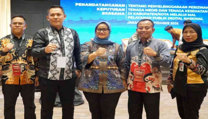 Jadi Percontohan Nasional, Bupati Ela Tandatangani Keputusan Bersama Percepatan Layanan Perizinan Tenaga Medis