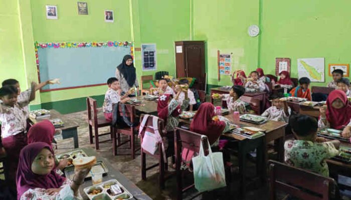 Menu Bergizi Gratis Lagi-Lagi Bikin Keracunan, Pemerintah Minta Maaf: “Zero Incident” atau “Zero Akal Sehat”?