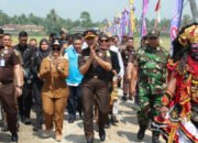 Panen Raya Padi: Petani Keringatan, Pejabat Panen Pujian