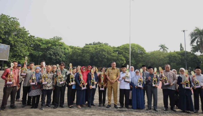 Apel Senin Pemkot Bekasi: Dari Tanda Tangan Sampah Sampai Panen Piagam
