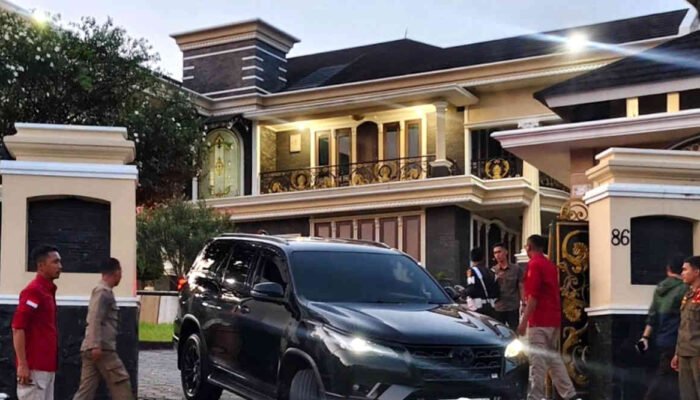 Rumah Megah Mantan Bupati Pesawaran Digeledah Kejati