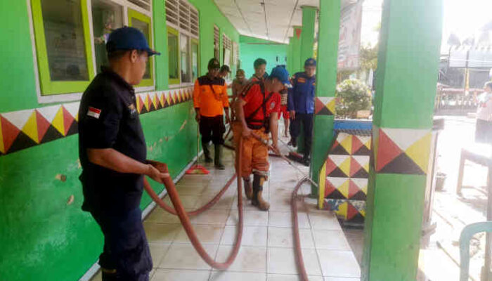 SDN 1 Belu Jadi Korban Banjir, BPBD Tanggamus Bersama Damkar Turun Tangan Bersihkan Lumpur