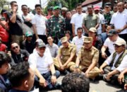 Wali Kota Bekasi Duduk Bersama Massa Aksi, Tegaskan Komitmen Kota Anti Anarkis dan Anti Korupsi