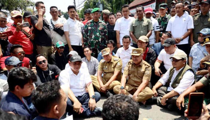 Wali Kota Bekasi Duduk Bersama Massa Aksi, Tegaskan Komitmen Kota Anti Anarkis dan Anti Korupsi