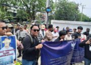 Geruduk PN Kota Bekasi, Massa Desak Junardi “Check-in” di Hotel Prodeo