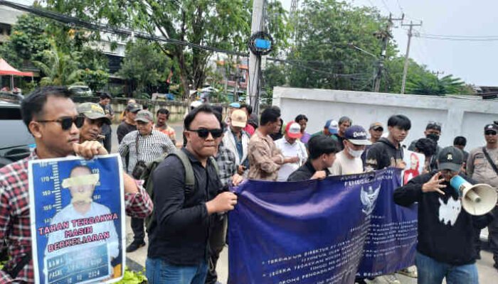 Geruduk PN Kota Bekasi, Massa Desak Junardi “Check-in” di Hotel Prodeo