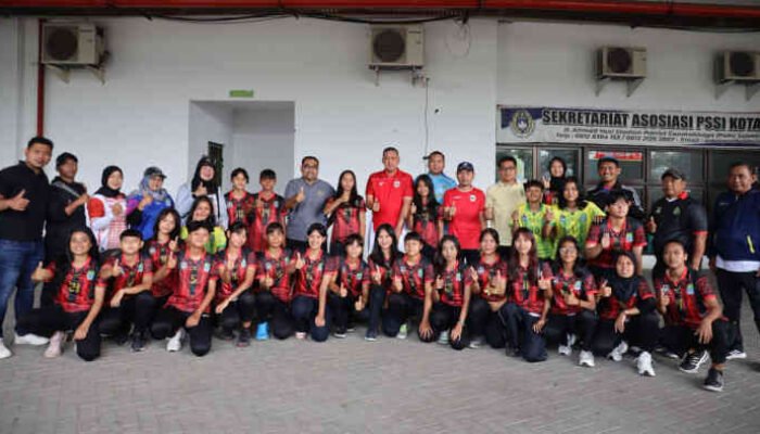 Tri Adhianto Lepas 25 Atlet Sepak Bola Putri Kota Bekasi Ikuti Kualifikasi Porprov 2026