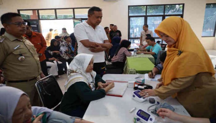 Bekasi Bagi-bagi 11.551 Kartu Keluarga Sejahtera, Wali Kota Ikut Janjikan Payung Hukum buat Ojol