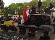 Aksi Kamisan Jilid 2 ‘Bedol Desa’ Pejabat, Bongkar WC Sultan hingga Drainase Siluman