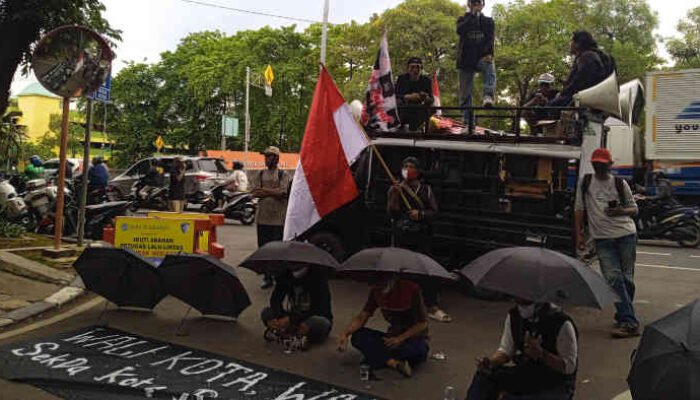 Aksi Kamisan Jilid 2 ‘Bedol Desa’ Pejabat, Bongkar WC Sultan hingga Drainase Siluman