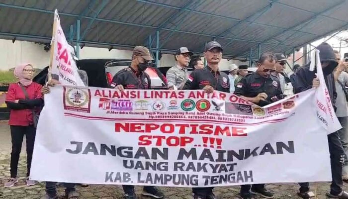 Basah Demi Keadilan, 14 Organisasi Bersatu Gedor Kejaksaan dan DPRD Lampung Tengah