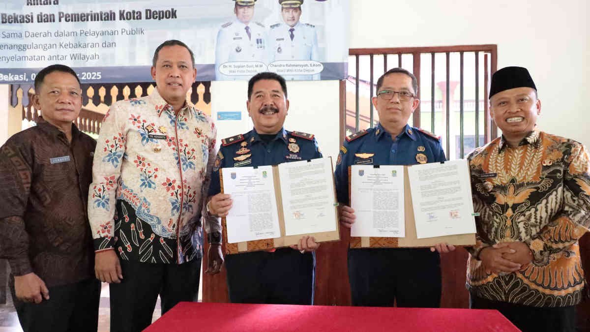 Pemerintah Kota Bekasi dan Pemerintah Kota Depok resmi menandatangani kerja sama daerah yang mencakup bidang pelayanan publik, penanggulangan kebakaran, serta penyelamatan antar wilayah. Acara penandatanganan berlangsung di Kantor Pemerintah Kota Bekasi, Kamis (2/10/2025),