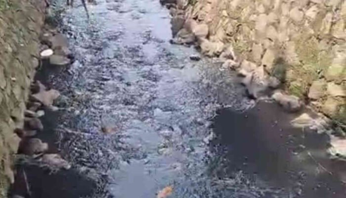 Limbah Pabrik Plastik Diduga Cemari Aliran Air Sumur Batu, Janji Penegakan Hukum yang Sebatas Angin