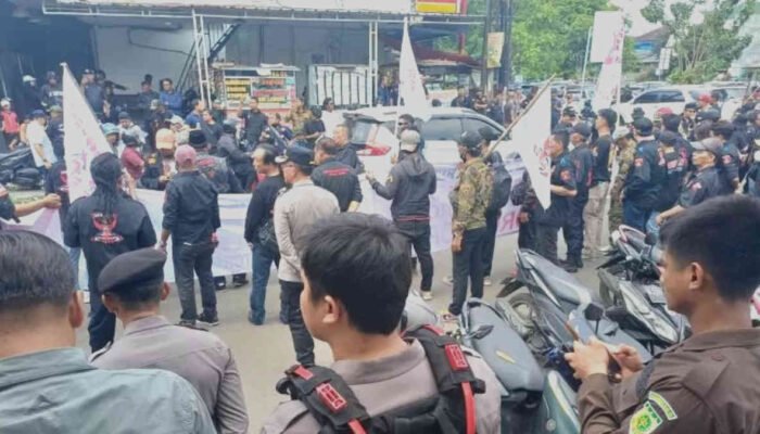 “Mobil Jenazah Rp13 Miliar Dituding Tak Lahir dari E-Katalog: Grib Jaya ‘Hidupkan’ Dinkes Bekasi di Depan Kejari”
