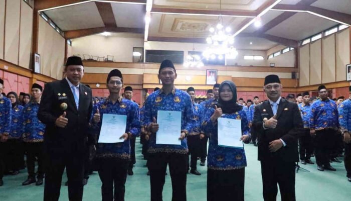 Wali Kota Bekasi Lantik 385 PPPK dan PNS Baru