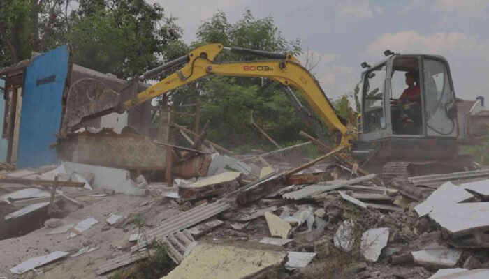 Wali Kota Bekasi Turun Tangan Bongkar 300 Bangunan Liar: Saluran Air Akhirnya Bisa Bernapas Lagi!