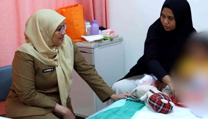 Plt. Direktur RSUD CAM Dr. dr. Ellya Niken Prastiwi, MKM., MARS  Saat saat melihatkan langsung pelayanan kemoterapi dengan bertemu pasien anak penderita leukimia yang ditangani langsung di unit thalasemia dan kemoterapi, Selasa (7/10/2025).