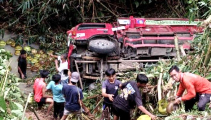 Truk Bermuatan 560 Tabung LPG Masuk Jurang di Limau, Sopir dan Kernet Selamat dari Maut