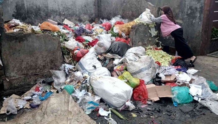 Tumpukan Sampah Menggunung di Pasar Wonosobo, Pedagang Mengeluh “Sudah Bau Menyengat, Tak Ada yang Angkut!”