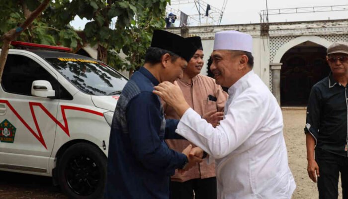 Wawali Harris Bobihoe Sowan ke KH Wahyudi di Wahdi Center