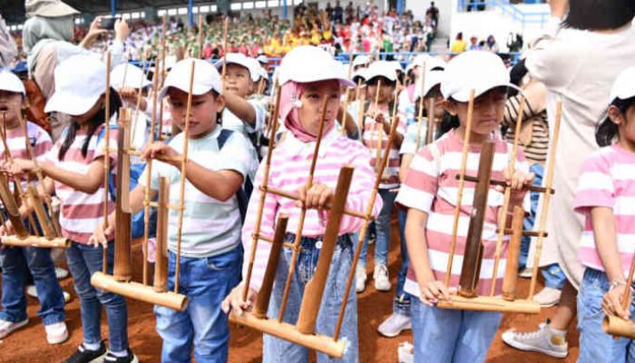 Memainkan Angklung, Merawat Kekayaan Jawa Barat
