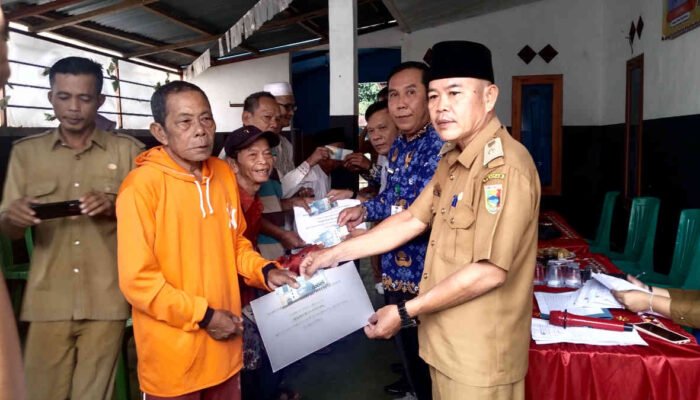 BLT Dana Desa Tahap 3 dan 4 Disalurkan di Pekon Way Gelang, 10 KPM Terima Rp1,8 Juta per Orang