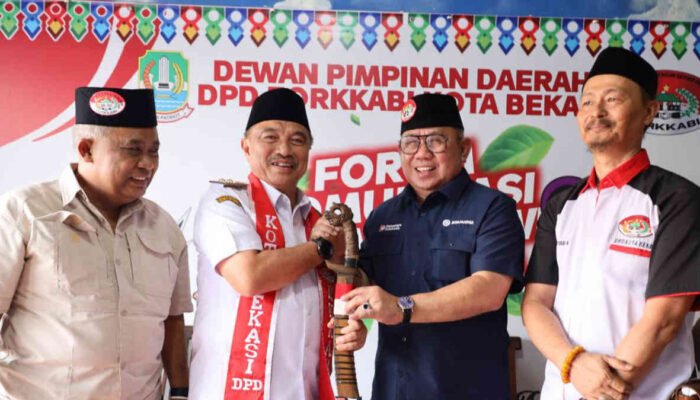 Golok Betawi untuk Bang Harris Simbol Kolaborasi Budaya dan Pemerintahan di Kota Bekasi