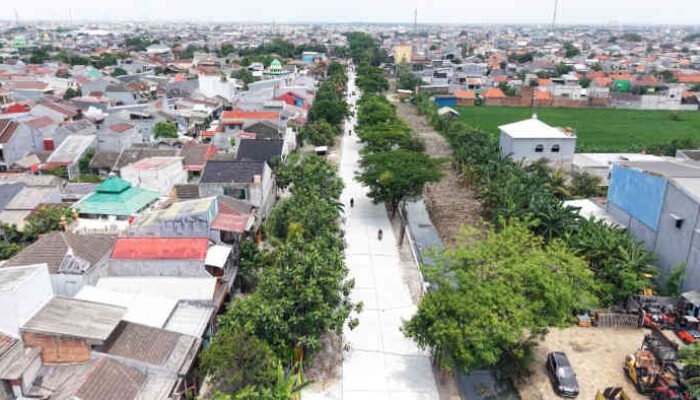 Jalan Alinda Bekasi Mulus Sebelum Natal, Warga: “Perut Ora Sakit Lagi, Pak Wali!”