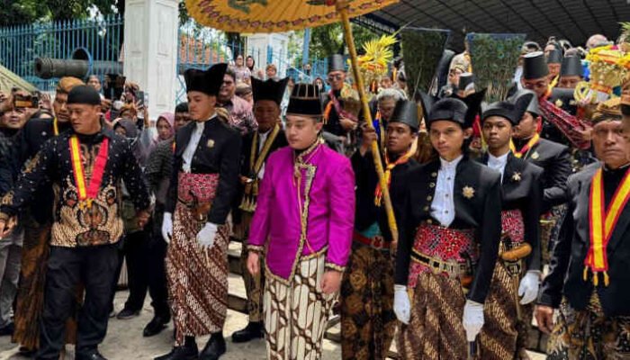 Jumeneng Dalem Tanpa “Kerabat Besar”: Ketika Tahta Naik, Kursi Undangan Justru Banyak yang Kosong