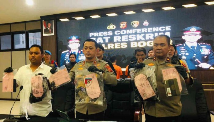 Dua Pembunuh Sopir Taksi Online Bertapa di Makam Keramat: Minta “Bantuan Gaib” Biar Tak Tertangkap, Eh… Tetap Diciduk Polisi Dunia Nyata