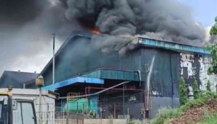 Pabrik Limbah di Bantargebang Terbakar Hebat, Api Sempat Melahap Bangunan
