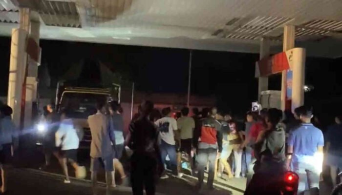 Warga Gerebek Truk Diduga Mengecor Solar di SPBU Tutup di Lampung Timur