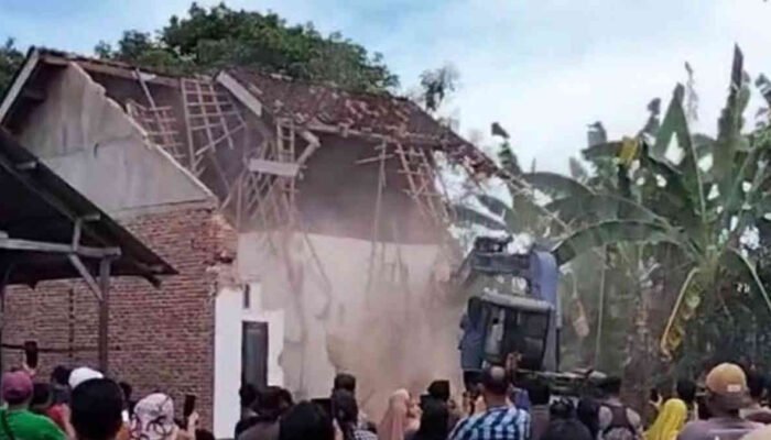 Cinta Diratakan, Harta Dibagi: Ekskavator Jadi Saksi Bisu Perceraian di Lampung Timur