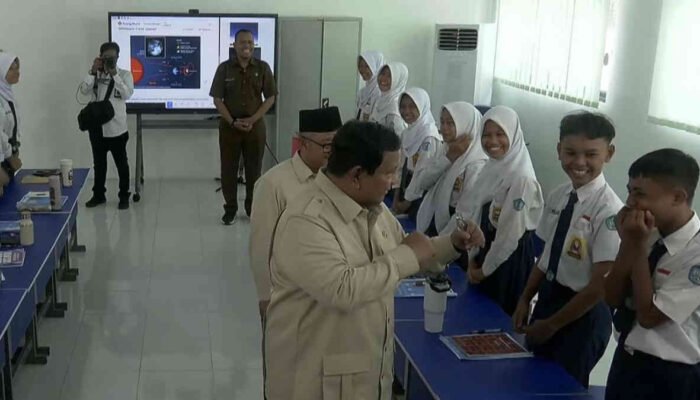 Prabowo ‘Masuk Kelas’ di Bekasi: Ikut Belajar, Ikut Tepuk Salut, dan Bikin Jalur Komodo Jadi Lajur Pelajar