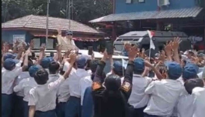 Di Bekasi, Siswa Teriaki Prabowo: “Pak, MBG Belum Datang!”