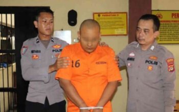 Junai (29), sopir truk asal Pringsewu Barat. Ia sempat terlihat tenang ketika tim Satres Narkoba Polres Pringsewu menggerebek rumahnya pada Rabu malam (12/11).