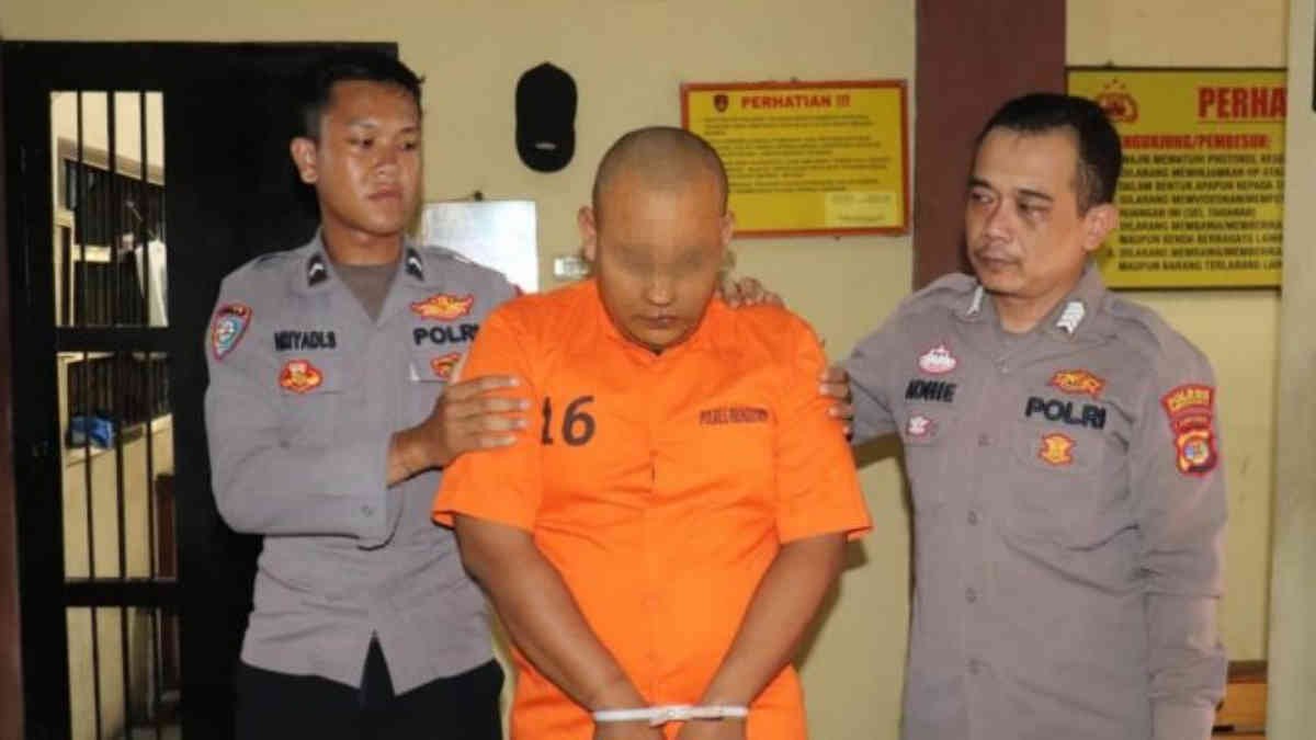 Junai (29), sopir truk asal Pringsewu Barat. Ia sempat terlihat tenang ketika tim Satres Narkoba Polres Pringsewu menggerebek rumahnya pada Rabu malam (12/11).