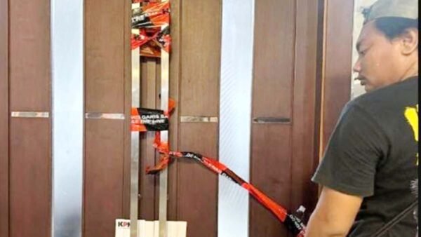 Dugaan OTT Menguat, Ruang Kerja Bupati Bekasi Ade Kunang Disegel KPK