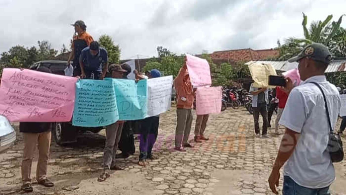 Warga Banjar Negeri Mengamuk, Inspektorat Dijemput Paksa ke Kecamatan